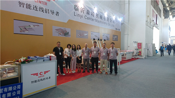 2017年5月參加中國(guó)玻璃展